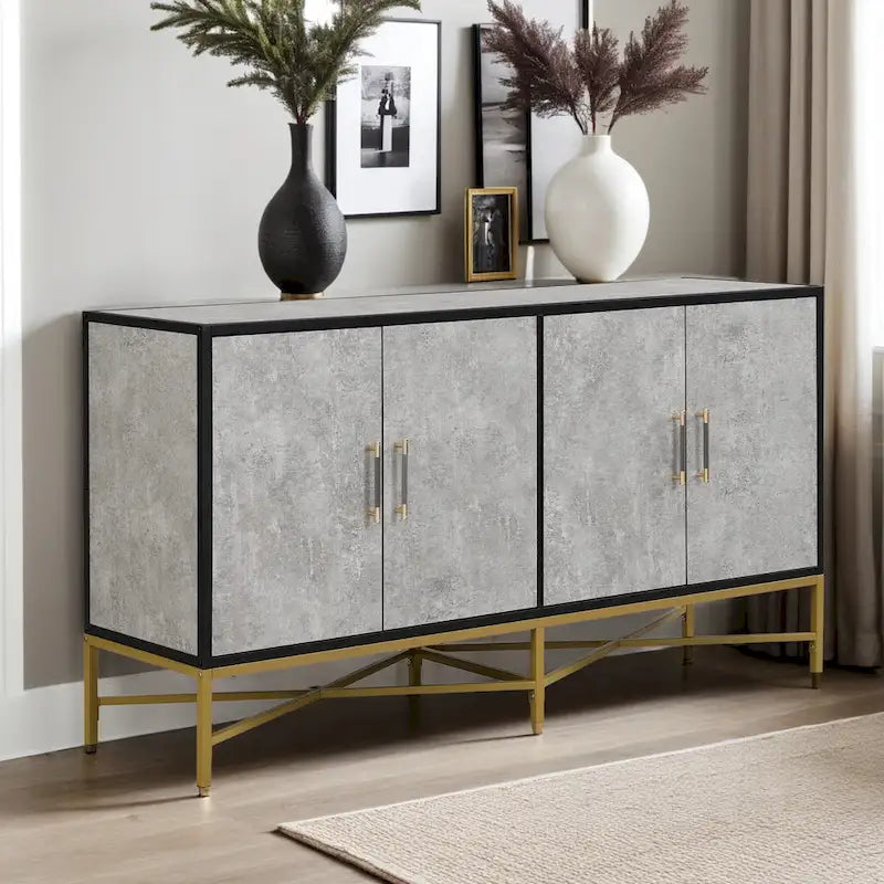 Caractéristiques distinctives d'un buffet à quatre portes avec pieds en métal croisés, adapté aux salons