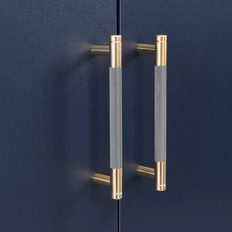 Caractéristiques distinctives d'un buffet à quatre portes avec pieds en métal croisés, adapté aux salons